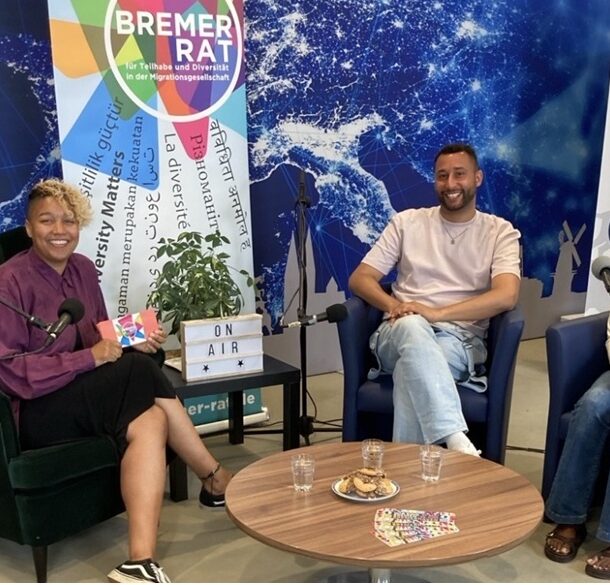 Foto von der Podcastaufnahme. Zu sehen sind: Queenwho, Jermaine Green und Lissa.