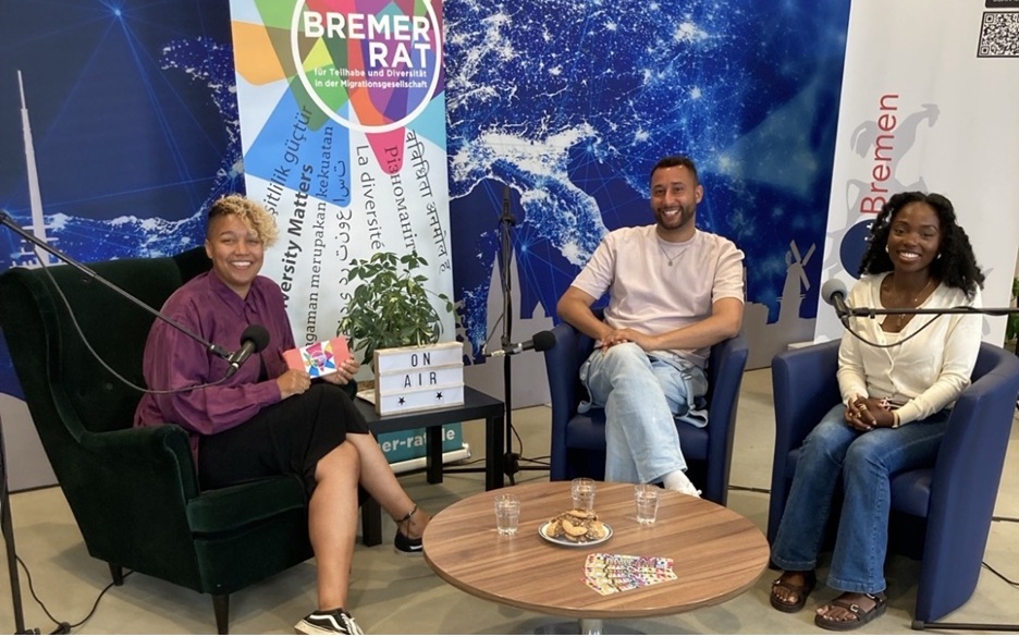 Foto von der Podcastaufnahme. Zu sehen sind: Queenwho, Jermaine Green und Lissa.